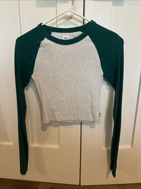 TNA Two-Tone Raglan Crop Top - Deep Green & Heather Gray